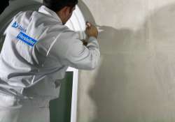 Den Umriss der flexiblen Zierleiste auf der Hauswand anzeichnen